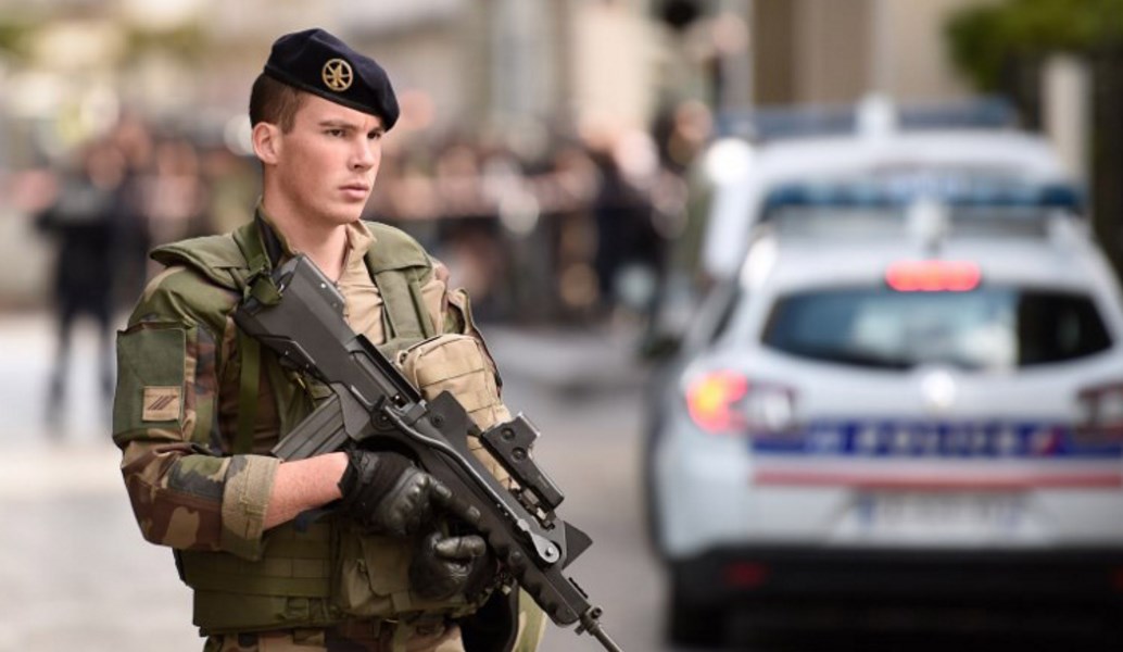 Συνελήφθη ο δράστης της επίθεσης κατά των στρατιωτών στο Παρίσι