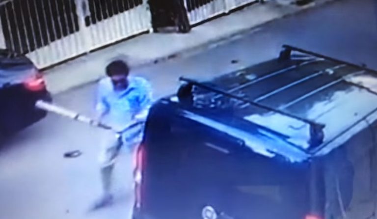 Επώνυμος βανδάλισε με ρόπαλο βανάκι που εμπόδιζε τη διέλευση του SUV του (vid)