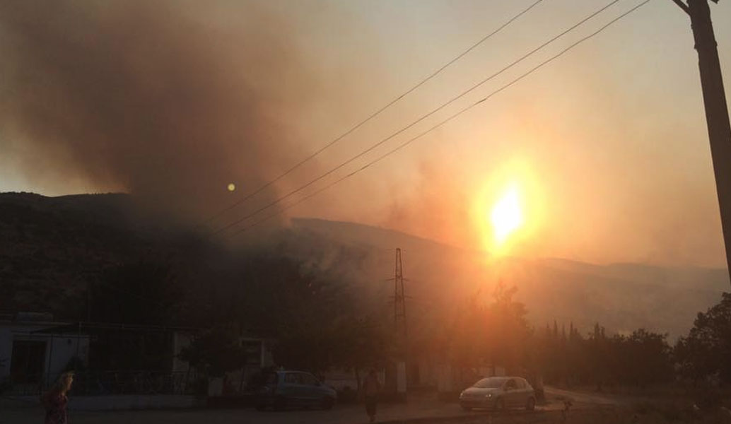 Καίγονται χωριά της ελληνικής μειονότητας στην Αλβανία – Η Ελλάδα έστειλε βοήθεια (vids)