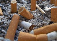 “Όχι” αποτσίγαρα στις παραλίες – Αποτελούν τεράστια πηγή μόλυνσης