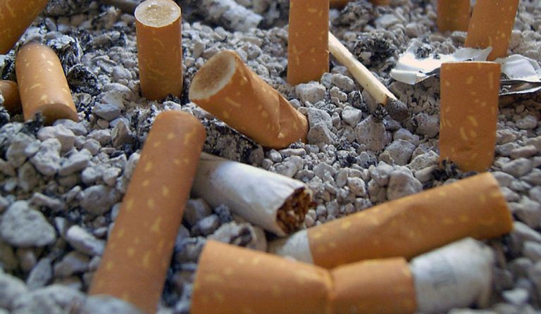 “Όχι” αποτσίγαρα στις παραλίες – Αποτελούν τεράστια πηγή μόλυνσης