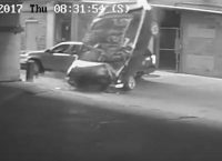 Αμάξι έκανε “βουτιά” στο κενό από τον έβδομο όροφο (vid)
