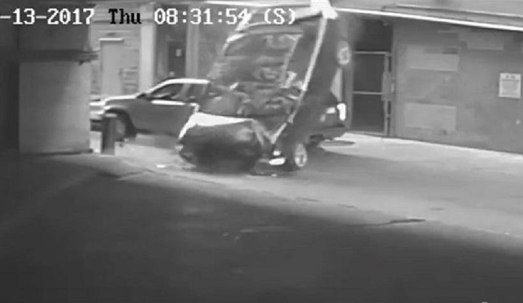 Αμάξι έκανε “βουτιά” στο κενό από τον έβδομο όροφο (vid)