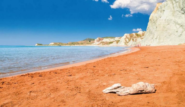 Η παραλία του Ιονίου που κρύβει εκπλήξεις (pic)