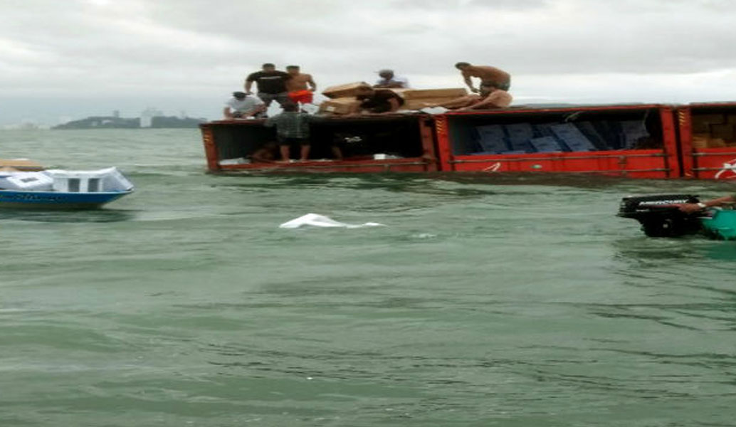 Βραζιλία: Λεηλάτησαν κοντέινερ που έπεσαν από φορτηγό πλοίο (vid)