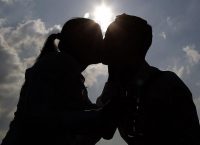 Έχεις ακόμη αμφιβολίες αν του αρέσεις; Αυτά είναι τα σημάδια ότι όντως του αρέσεις και σε θέλει !