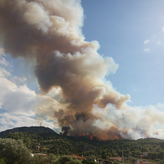 Σε εξέλιξη πυρκαγιά στο Μαρκόπουλο Αττικής