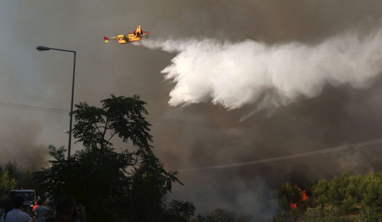 Ολονύχτια μάχη με τις φλόγες στην Κεφαλονιά – Ξεκίνησαν οι ρίψεις νερού
