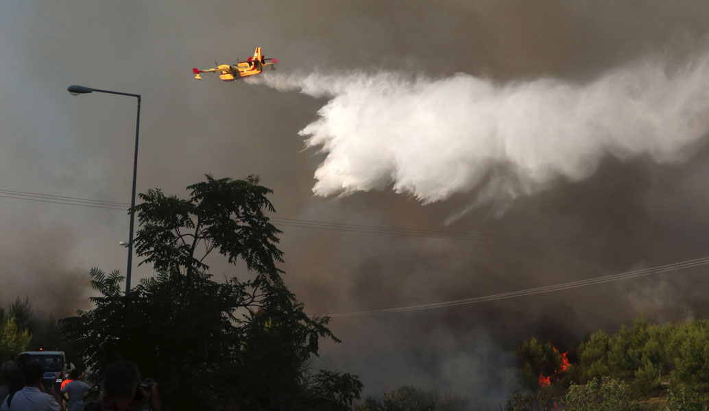 Ολονύχτια μάχη με τις φλόγες στην Κεφαλονιά – Ξεκίνησαν οι ρίψεις νερού
