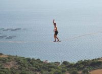 Ριψοκίνδυνο: Σχοινοβάτης πέρασε χωρίς καμία προστασία φαράγγι στην Κεφαλονιά (vid)