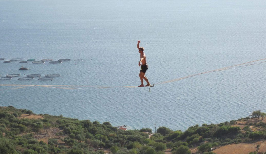 Ριψοκίνδυνο: Σχοινοβάτης πέρασε χωρίς καμία προστασία φαράγγι στην Κεφαλονιά (vid)