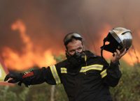 Ανεξέλεγκτη η πυρκαγιά: Μάχη με τις φλόγες σε Βαρνάβα, Καπανδρίτι και Κάλαμο – Συνεχείς αναζωπυρώσεις