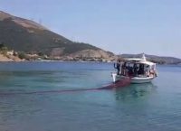 Επιχείρηση “μέδουσα”: Ρίχνουν δίχτυα για να τις πιάσουν και να κάνουν μπάνιο οι λουόμενοι (vid)