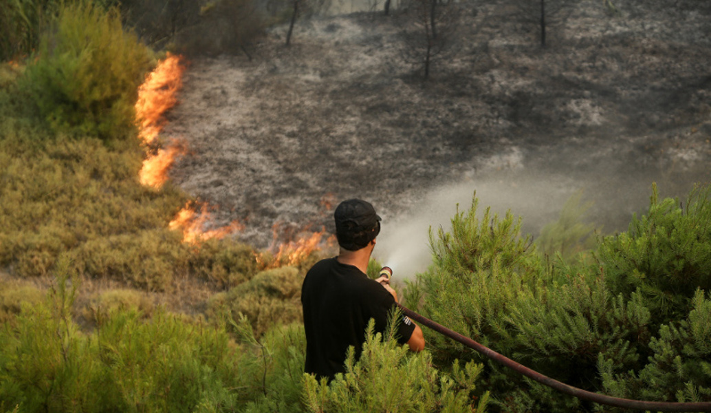 (upd) Στις φλόγες Καπανδρίτι, Κάλαμος – Συνεχίζεται η μάχη με τις φλόγες (pics)