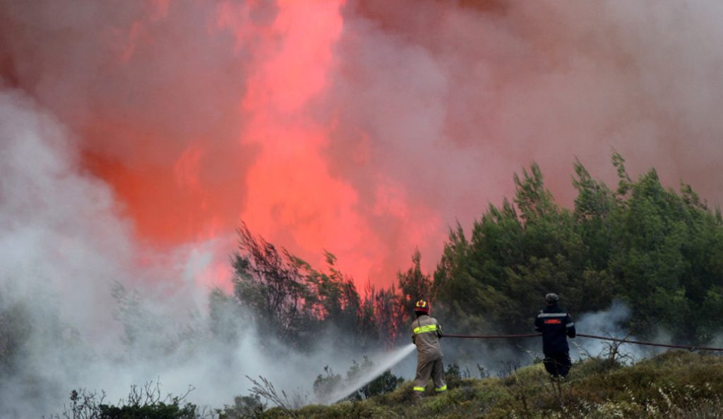 Πυροσβεστική: Mε συστράτευση όλων των διαθέσιμων μέσων ανακόπηκε το καταστροφικό μέτωπο της πυρκαγιάς