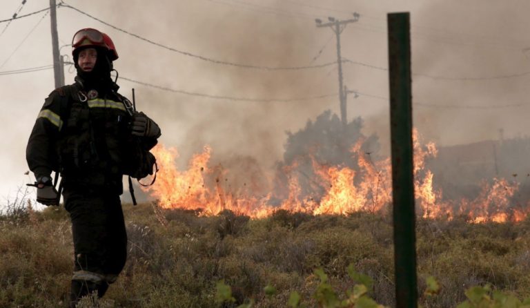 Τρίτη ημέρα μάχης με τις φλόγες στην ανατολική Αττική