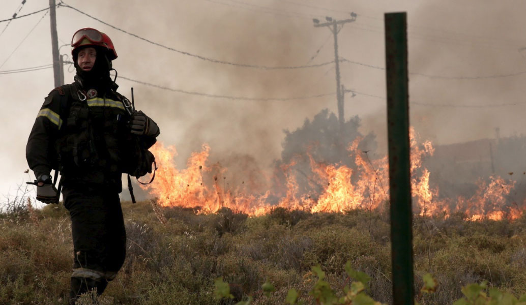 Τρίτη ημέρα μάχης με τις φλόγες στην ανατολική Αττική