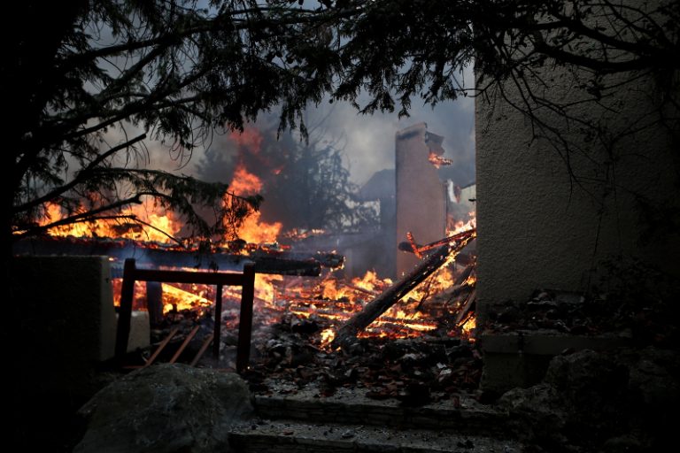 Πυρκαγιά εκδηλώθηκε κοντά στη Μονή Αγίου Νικολάου Σπάτων