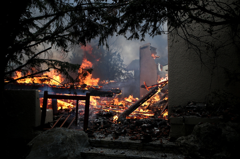 Πυρκαγιά εκδηλώθηκε κοντά στη Μονή Αγίου Νικολάου Σπάτων