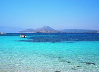 Μοναδικό: Το πανέμορφο ακατοίκητο νησί των ναυαγίων με τη μία παραλία (vid)