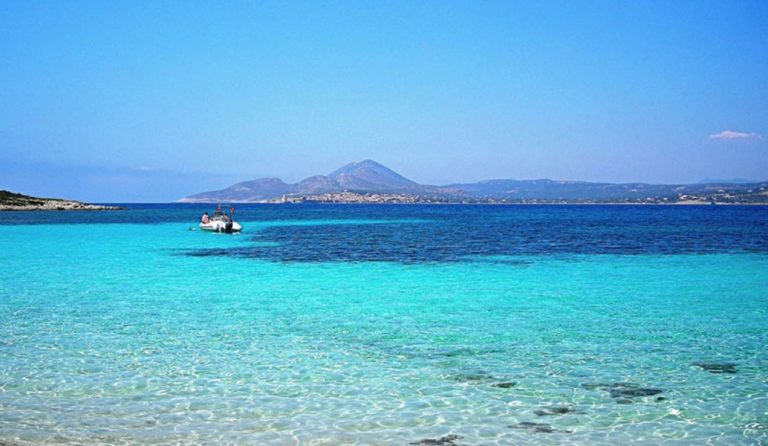 Μοναδικό: Το πανέμορφο ακατοίκητο νησί των ναυαγίων με τη μία παραλία (vid)