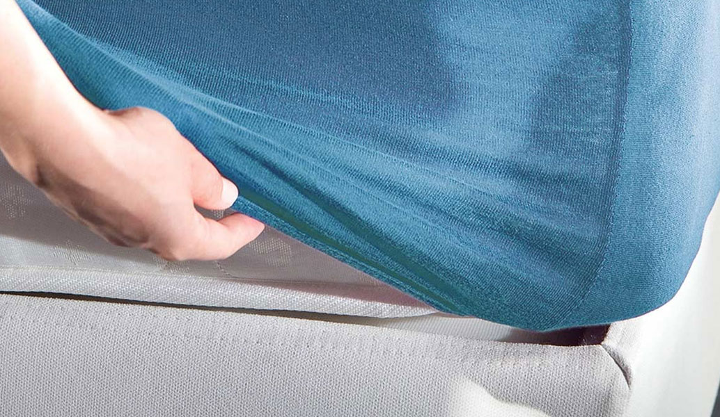 Έτσι διπλώνεται εύκολα το σεντόνι με λάστιχο (vid)