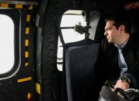 Εμφανίστηκε ο Τσίπρας – Πέταξε με ελικόπτερο πάνω από τις καμένες περιοχές της ανατολικής Αττικής