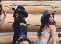 Η Σάρα Σαμπάιο με τις φίλες της μοιράζουν.. εγκεφαλικά