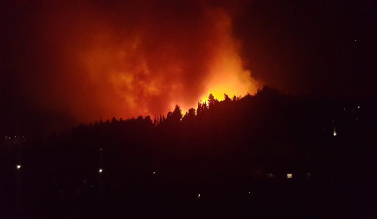 Μεγάλη φωτιά στην Κεφαλονιά – Εκκενώθηκαν σπίτια (pics)