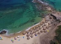 Η πανέμορφη παραλία της Χαλκιδικής που γυρίστηκε η ταινία “Μια μέλισσα τον Αύγουστο” (vid)