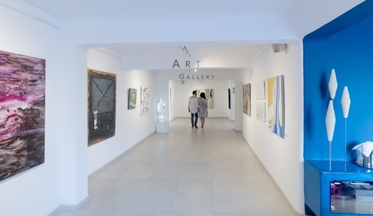 Η δυναμική παρουσία του #Rest@rt στη Σαντορίνη συνεχίζεται με την ομαδική έκθεση ζωγραφικής «THINK OF ME»