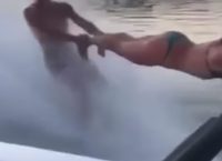 Viral: Ζευγάρι περνάει το θαλάσσιο σκι σε άλλο επίπεδο (vid)