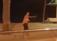 Αστυνομικοί σκοτώνουν με 10 σφαίρες έναν από τους τρομοκράτες στο Καμπρίλς (vid)