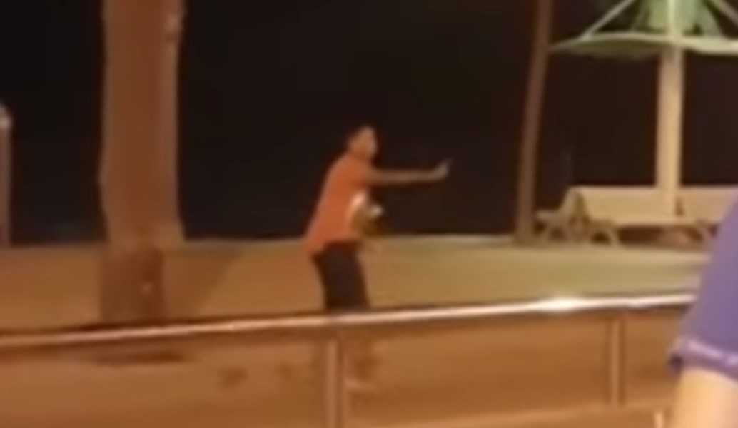Αστυνομικοί σκοτώνουν με 10 σφαίρες έναν από τους τρομοκράτες στο Καμπρίλς (vid)