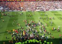 Σοκ για Τασουλή – «Ντου» των οπαδών της Λανς στον αγωνιστικό χώρο και διακοπή! (vid)