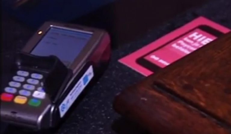 “Ευλογημένο” POS – Εκκλησία στην Αμβέρσα δέχεται και κάρτες για τα κεριά (vid)