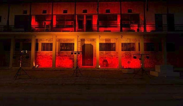 Στα χρώματα της ισπανικής σημαίας το δημαρχείο Βόλου (pic)