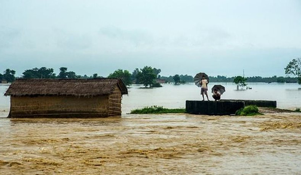 Φονικές πλημμύρες στη Νότια Ασία – 700 νεκροί
