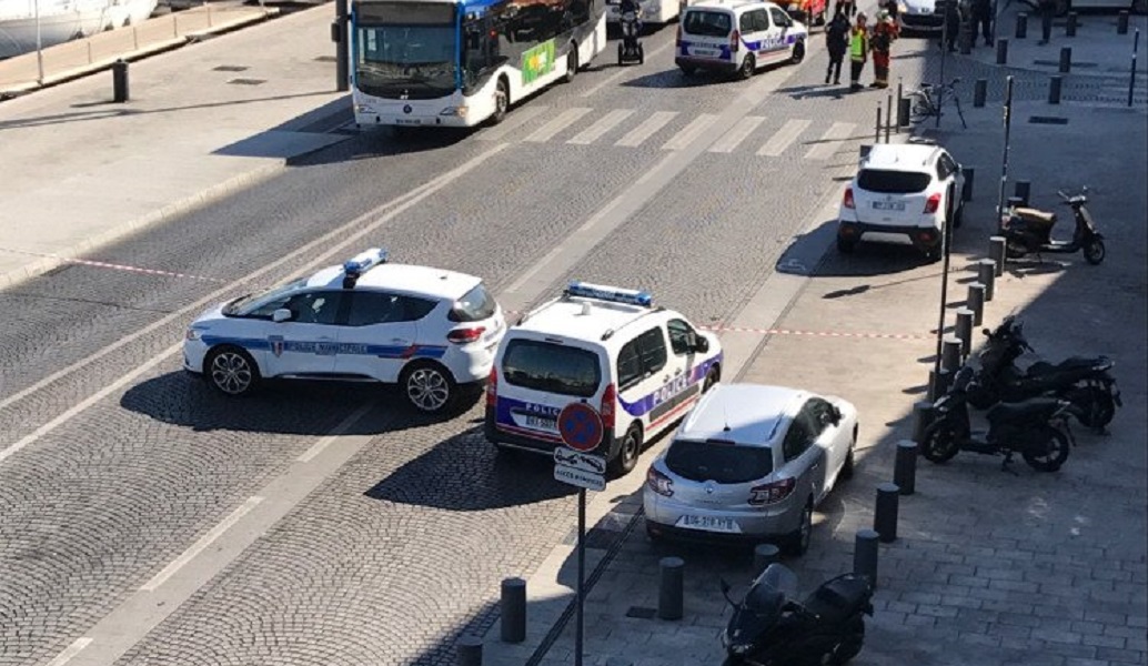 Αυτοκίνητο έπεσε σε στάσεις λεωφορείων στη Μασσαλία – Ένας νεκρός (pic)