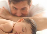 Νέες οδηγίες για τον ύπνο των βρεφών
