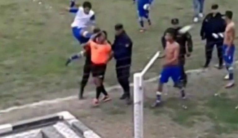 Απίστευτο ξύλο σε διαιτητή στην Ουρουγουάη (vid)