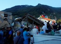 Ερείπια και θλίψη στην Ίσκια της Ιταλίας (pics&vids)