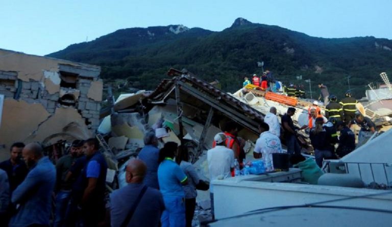 Ερείπια και θλίψη στην Ίσκια της Ιταλίας (pics&vids)