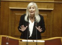 Η Αυλωνίτου “ομορφαίνει” μέσα στη Βουλή (pic)