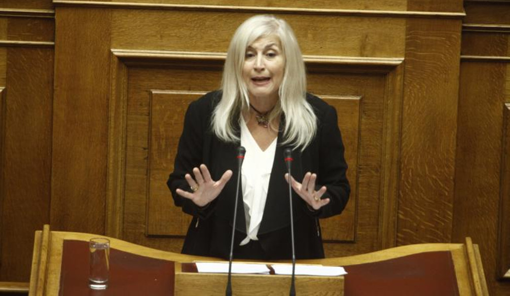 Η Αυλωνίτου “ομορφαίνει” μέσα στη Βουλή (pic)