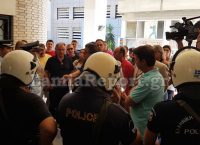 Λαμία: Ένταση και συλλήψεις στο δημοτικό συμβούλιο