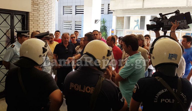 Λαμία: Ένταση και συλλήψεις στο δημοτικό συμβούλιο