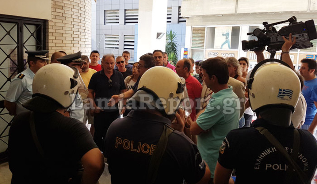 Λαμία: Ένταση και συλλήψεις στο δημοτικό συμβούλιο