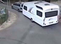 Απίστευτο: Ανεξέλεγκτο τροχόσπιτο παρκάρει μόνο του (vid)