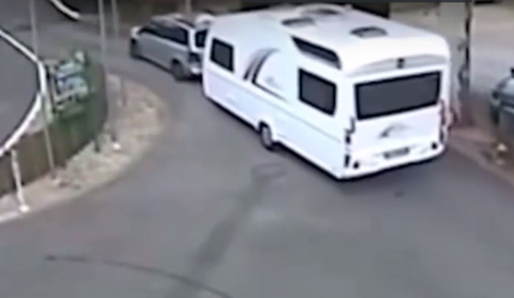 Απίστευτο: Ανεξέλεγκτο τροχόσπιτο παρκάρει μόνο του (vid)